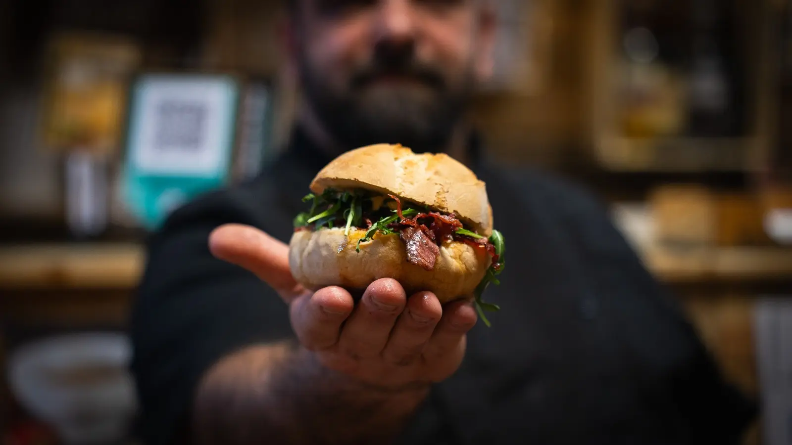 Bob con un panino in mano