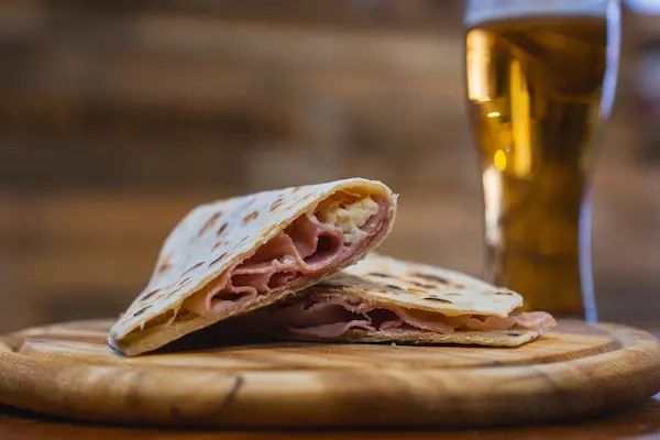 Piadina cotto e mozzarella