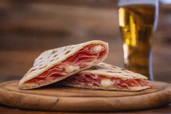 Piadina crudo e mozzarella